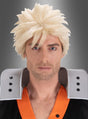 Ein Mann, der eine Katsuki-Bakugo-Perücke aus „My Hero Academia“ für Erwachsene mit stacheligen blonden Haaren und ein schwarz-orangefarbenes Bakugo-Kostüm mit großen grauen Schulterpolstern trägt, blickt vor einem grauen Hintergrund nach vorne.