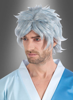 Ein Mann mit kurzen, strubbeligen, hellblauen Haaren trägt ein hellblau-weißes Gewand und steht vor einem grauen Hintergrund mit Farbverlauf – ideal für alle, die ihr Boruto-Kostüm mit der originalen Mitsuki-Perücke für Erwachsene aus Boruto vervollständigen möchten.