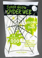 Eine Packung „Leuchtendes Spinnennetz Halloween“ (60 g), ideal für Halloween oder jeden anderen gruseligen Anlass. Dieses im Dunkeln leuchtende Spinnennetz lässt sich auf eine Fläche von bis zu 200 Quadratfuß ausdehnen und ist 16 Fuß lang, wodurch es sich perfekt für die Halloween-Dekoration auf Partys im Innen- und Außenbereich eignet.