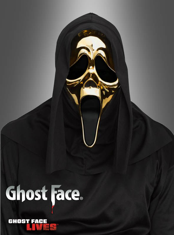Eine Person, die die „Original Scream Ghost Face Maske Gold“ und ein schwarzes Kostüm mit Kapuze trägt, mit den Logos „Ghost Face“ und „Ghost Face Lives“ in der unteren linken Ecke – eine perfekte goldene Halloween-Maske, inspiriert von dem legendären Horrorfilm.