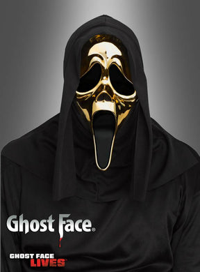 Eine Person, die die „Original Scream Ghost Face Maske Gold“ und ein schwarzes Kostüm mit Kapuze trägt, mit den Logos „Ghost Face“ und „Ghost Face Lives“ in der unteren linken Ecke – eine perfekte goldene Halloween-Maske, inspiriert von dem legendären Horrorfilm.
