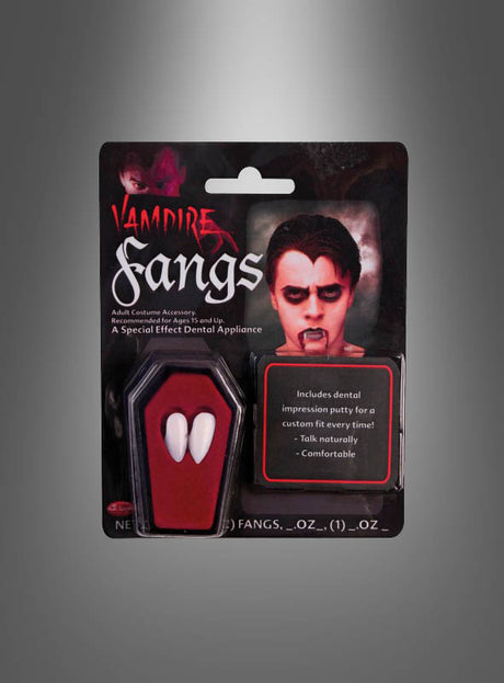 Vampirzähne für Dracula – Dieses Set enthält zwei weiße Vampirzähne für Erwachsene in einer sargförmigen Verpackung, ideal zur Vervollständigung deines Halloween- oder Dracula-Kostüms. Auf der Verpackung ist eine Person mit Vampir-Make-up und eingesetzten Reißzähnen abgebildet.