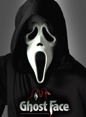 Eine Person, die die „Original Scream Latex-Maske mit Kapuze“ und einen schwarzen Kapuzenmantel trägt; unten im Bild sind der Schriftzug „Ghost Face“ und das Logo zu sehen – perfekt für jedes Halloween-Kostüm.