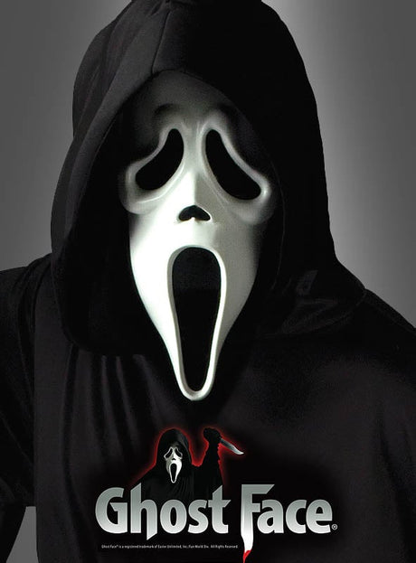 Eine Person, die die „Original Scream Latex-Maske mit Kapuze“ und einen schwarzen Kapuzenmantel trägt; unten im Bild sind der Schriftzug „Ghost Face“ und das Logo zu sehen – perfekt für jedes Halloween-Kostüm.