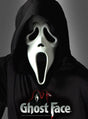 Eine Person, die die „Original Scream Latex-Maske mit Kapuze“ und einen schwarzen Kapuzenmantel trägt; unten im Bild sind der Schriftzug „Ghost Face“ und das Logo zu sehen – perfekt für jedes Halloween-Kostüm.