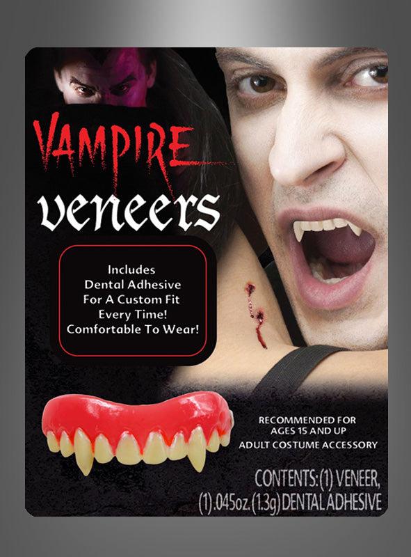 Verpackung für „Vampirgebiss für Erwachsene“ mit dem Zubehör in Form von Reißzähnen in einer durchsichtigen Hülle, empfohlen ab 15 Jahren. Dieses Set enthält Zahnkleber für einen individuellen Sitz – perfekt, um Ihrem Halloween-Kostüm realistische Vampirzähne zu verleihen.
