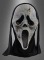 Die Original-„Scream“-Zombie-Maske mit einem weißen, rissigen Gesicht, einem langen, offenen Mund und hohlen Augen, die mit schwarzem Stoff drapiert ist, wird vor einem grauen Hintergrund mit Farbverlauf präsentiert.