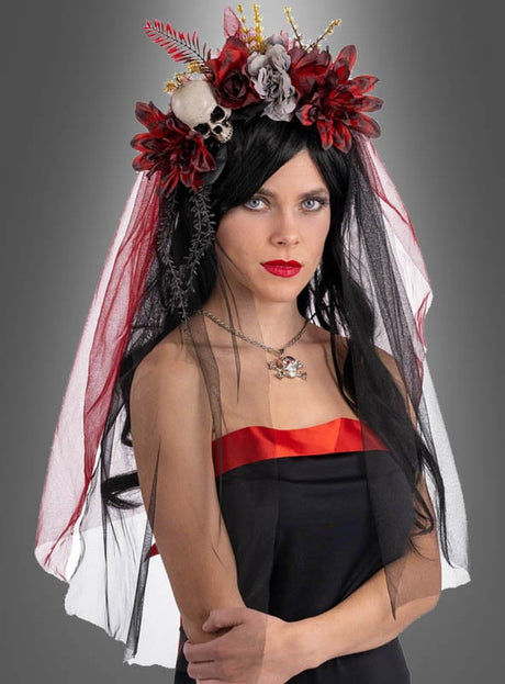 Vor einem grauen Hintergrund steht eine Frau, die ein schwarz-rotes Kleid, eine schwarze Perücke, einen dunklen Schleier und den „Totenkopf-Kopfschmuck mit Schleier“ – einen mit Blumen verzierten Totenkopf-Kopfschmuck – trägt, der an den Geist des „Tag der Toten“ erinnert.