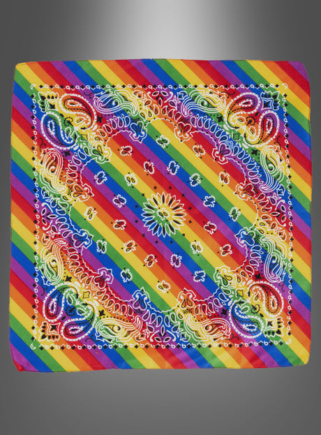 Quadratisches Bandana mit einem diagonalen Regenbogenstreifenmuster und weißen Paisley-Motiven auf einem neutralen Hintergrund mit Farbverlauf – perfekt als farbenfrohes Hippie-Kopftuch oder Stirnband, um jedes Outfit aufzupeppen.