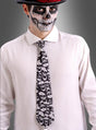 Eine Person, die ein weißes Hemd, eine Totenkopf-Krawatte für Halloween und einen Hut trägt und deren Gesicht mit einem schwarz-weißen Totenkopf-Motiv bemalt ist.