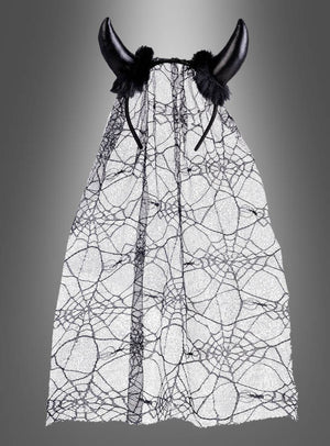 Ein „Schwarze Teufelhörner mit Schleier“ mit flauschigen schwarzen Teufelshörnern und einem transparenten Spitzenumhang mit aufwendigem Spinnennetzmuster wird vor einem grauen Hintergrund präsentiert – und ist damit das perfekte Halloween-Accessoire.