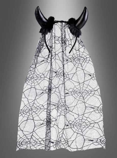 Ein „Schwarze Teufelhörner mit Schleier“ mit flauschigen schwarzen Teufelshörnern und einem transparenten Spitzenumhang mit aufwendigem Spinnennetzmuster wird vor einem grauen Hintergrund präsentiert – und ist damit das perfekte Halloween-Accessoire.