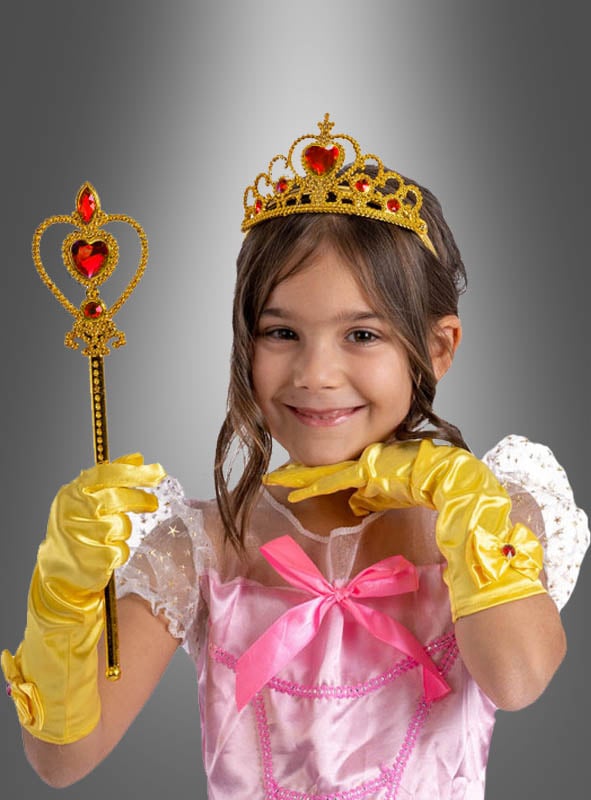 Ein junges Mädchen in einem rosa-gelben Prinzessinnenkostüm, ergänzt durch das „Goldene Krone Prinzessin“-Set – bestehend aus einer funkelnden Tiara, gelben Handschuhen und einem mit Edelsteinen besetzten Zepter –, lächelt vor einem grauen Hintergrund mit Farbverlauf und ist damit das perfekte Geschenk für Mädchen.