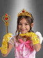 Ein junges Mädchen in einem rosa-gelben Prinzessinnenkostüm, ergänzt durch das „Goldene Krone Prinzessin“-Set – bestehend aus einer funkelnden Tiara, gelben Handschuhen und einem mit Edelsteinen besetzten Zepter –, lächelt vor einem grauen Hintergrund mit Farbverlauf und ist damit das perfekte Geschenk für Mädchen.
