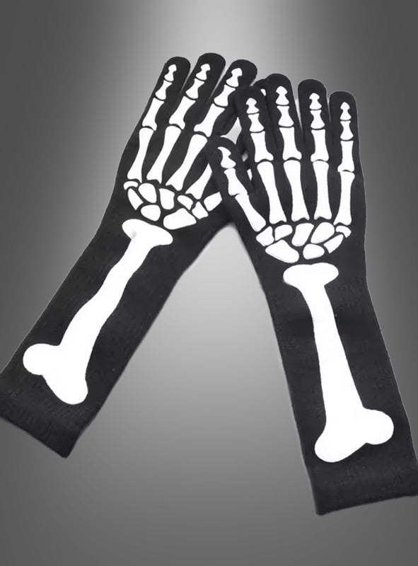 Ein Paar schwarze Handschuhe mit weißen Skelett-Motiven aus Hand- und Armknochen auf der Oberseite, dargestellt vor einem grauen Farbverlaufshintergrund – diese „Skelett-Handschuhe für Erwachsene 40 cm“ sind das perfekte Halloween-Accessoire, um dein Skelett-Kostüm zu vervollständigen.