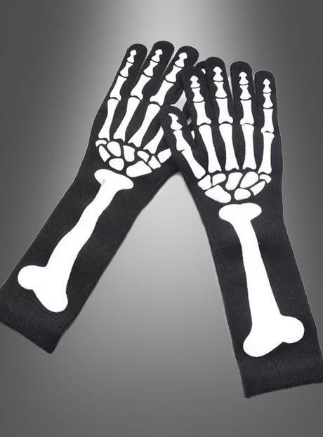 Ein Paar schwarze Handschuhe mit weißen Skelett-Motiven aus Hand- und Armknochen auf der Oberseite, dargestellt vor einem grauen Farbverlaufshintergrund – diese „Skelett-Handschuhe für Erwachsene 40 cm“ sind das perfekte Halloween-Accessoire, um dein Skelett-Kostüm zu vervollständigen.