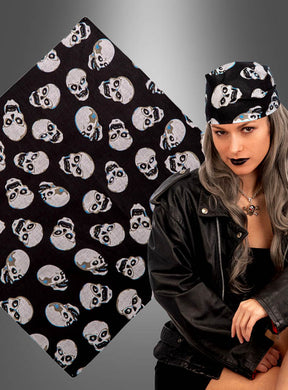 Eine Person, die ein Totenkopf-Bandana (Kopftuch, Piraten-Bandana, 50 x 50 cm) und eine Lederjacke trägt, sitzt vor einer Nahaufnahme desselben Bandanas auf grauem Hintergrund.