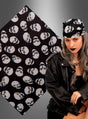 Eine Person, die ein Totenkopf-Bandana (Kopftuch, Piraten-Bandana, 50 x 50 cm) und eine Lederjacke trägt, sitzt vor einer Nahaufnahme desselben Bandanas auf grauem Hintergrund.