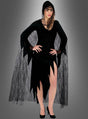 Vor einem grauen Hintergrund steht eine Frau mit den Händen in die Hüften gestemmt. Sie trägt ein schwarzes Kleid mit gezackten Säumen, lange Netzärmel mit einem Spinnennetz-Muster, schwarze High Heels und den Spinnennetz-Umhang für Hexen und Vampire – einen Umhang mit Kapuze, der an einen Halloween-Look erinnert.