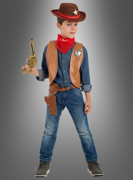 Ein Kind im 5-teiligen Sheriff-Kostüm-Set für Kinder, bestehend aus Hut, rotem Bandana, Sheriff-Abzeichen, Jeanshemd und Jeans, steht vor einem grauen Hintergrund und hält eine Spielzeugpistole in der Hand.