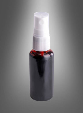 Das „Blutspray Kunstblut 30 ml dünnflüssig“ ist eine kompakte, dunkle Sprühflasche mit weißer Düse und Kappe, die sich perfekt zum Auftragen von dünnflüssigem Kunstblut oder Blutspray eignet, um realistische FX-Latexwunden zu gestalten, die vor einem neutralen Hintergrund mit Farbverlauf dargestellt werden.
