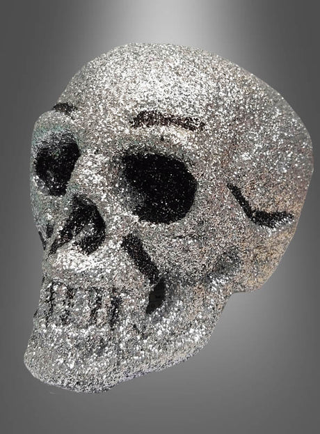 Der silberne Glitzer-Totenkopf ist vollständig mit funkelndem, silbernem Glitzer überzogen und hebt sich von einem dezenten grauen Farbverlauf ab – eine stilvolle Halloween-Dekoration.