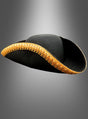 Die Dreispitz-Mütze mit goldener Borte, in elegantem Schwarz und mit einer goldenen Borte verziert, präsentiert sich vor einem grauen Farbverlauf – ideal für Gardisten oder als stilvolles Accessoire zu Karnevalskostümen.