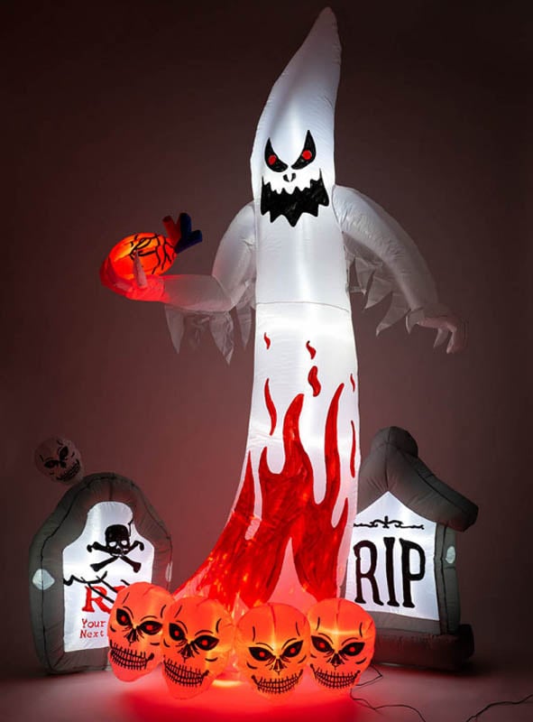 Verwandeln Sie Ihren Garten oder Ihre Veranda dieses Halloween mit dem „Aufblasbaren Gespenst mit Licht, 270 cm groß“ – einem riesigen aufblasbaren Gespenst, umgeben von Grabsteinen mit der Aufschrift „RIP“ und leuchtenden Kürbislaternen mit gruseligen Gesichtern, die alle von innen leuchten und so für die perfekte stimmungsvolle Halloween-Dekoration sorgen.