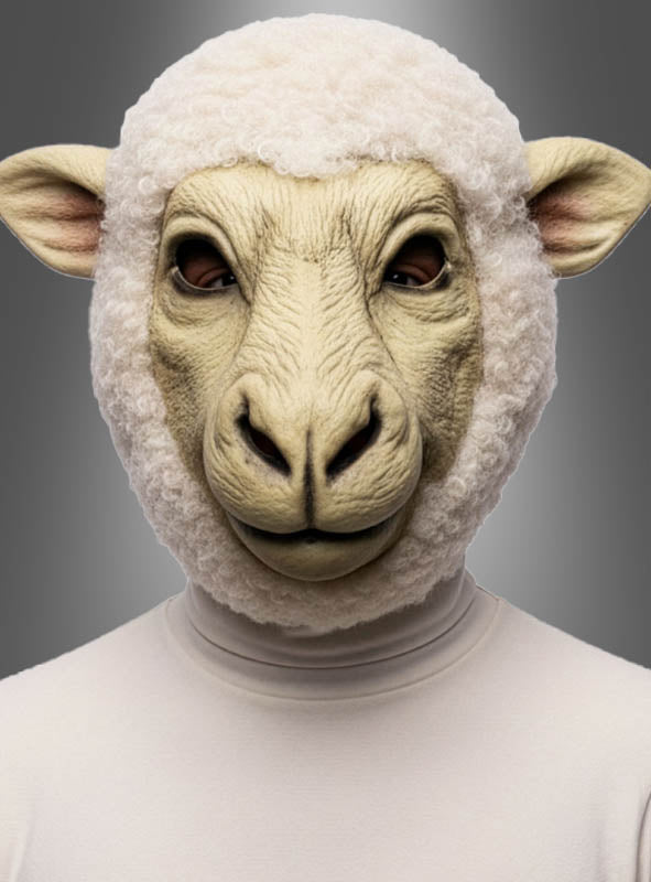 Eine Person, die die „Schaf-Maske mit Fell für Erwachsene“ trägt und ein weißes Hemd, posiert vor einem einfarbigen grauen Hintergrund.