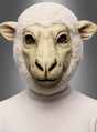 Eine Person, die die „Schaf-Maske mit Fell für Erwachsene“ trägt und ein weißes Hemd, posiert vor einem einfarbigen grauen Hintergrund.