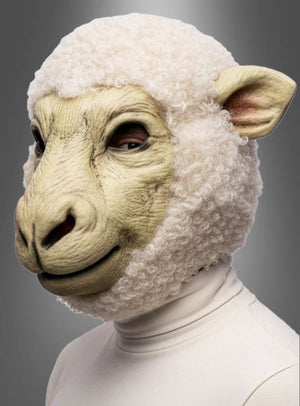 Eine Person, die die „Schaf-Maske mit Fell für Erwachsene“ und einen weißen Rollkragenpullover trägt, vor einem einfarbigen grauen Hintergrund.