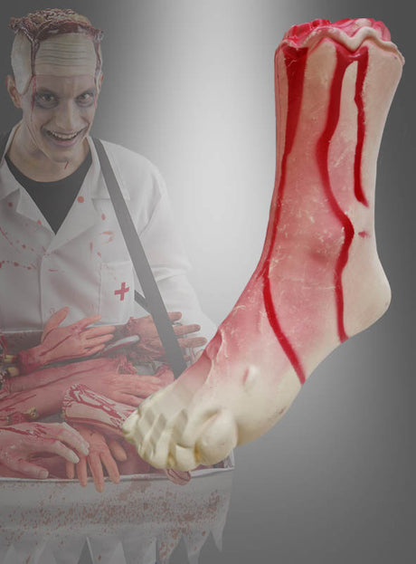 Hinter der „Blutiger Fuß“-Horror-Dekoration mit Kunstblut steht eine Person in einem weißen Laborkittel mit blutigen Requisiten – die perfekte Horror-Dekoration für Ihre nächste Halloween-Party.
