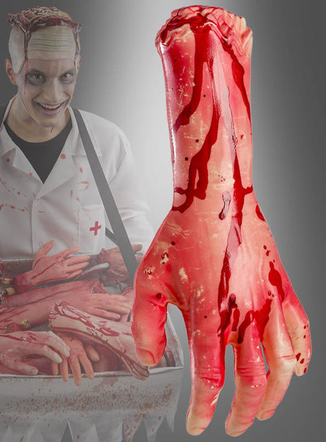 Eine als gruseliger Metzger verkleidete Person steht hinter einer großen „Blutige Hand Leichenteil Horror Deko 33 cm“ – einer unheimlich realistischen Halloween-Dekoration –, während weitere künstliche Leichenteile in einer Schale zu sehen sind.