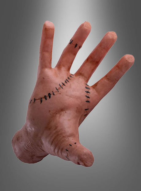 Verwandeln Sie Ihren Raum mit der Halloween-Dekoration „Hand mit Nähten“ – einem realistischen Modell einer menschlichen Hand mit genähten Operationsnarben auf der Handfläche und am Handgelenk, deren Finger trotzig gespreizt sind. Vor einem grauen Hintergrund mit Farbverlauf ist diese unheimlich gruselige Hand ein unvergessliches Highlight für alle, die auf der Suche nach einer einzigartigen Halloween-Dekoration sind.