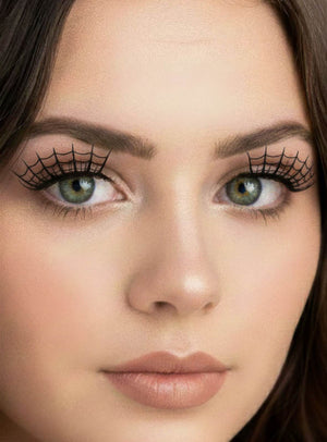 Nahaufnahme einer Frau mit langen braunen Haaren und grünen Augen, deren Augenlider mit schwarzem Spinnennetz-Eyeliner geschminkt sind und die auffällige selbstklebende „Schwarze Spinnennetz“-Wimpern trägt – perfekt für einen auffälligen Halloween-Look.