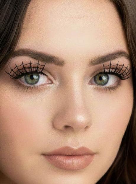 Nahaufnahme einer Frau mit langen braunen Haaren und grünen Augen, deren Augenlider mit schwarzem Spinnennetz-Eyeliner geschminkt sind und die auffällige selbstklebende „Schwarze Spinnennetz“-Wimpern trägt – perfekt für einen auffälligen Halloween-Look.