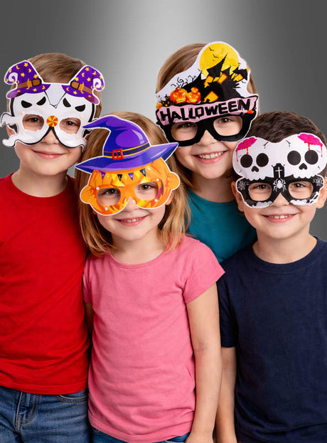 Vier Kinder mit bunten Masken im Halloween-Stil und Freizeitkleidung stehen lächelnd vor einem grauen Hintergrund beieinander; jedes trägt stolz das „Halloween-Brillen-4er-Pack für Kinder“ – perfekt für jede Halloween-Party.