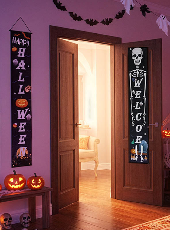 Eine zu Halloween geschmückte Tür mit Kürbis- und Skelett-Bannern, geschnitzten Kürbissen und einem „Halloween-Banner 2er-Pack Deko 180 cm“, das für festliche Stimmung sorgt, während durch die offene Tür ein beleuchteter Raum zu sehen ist.