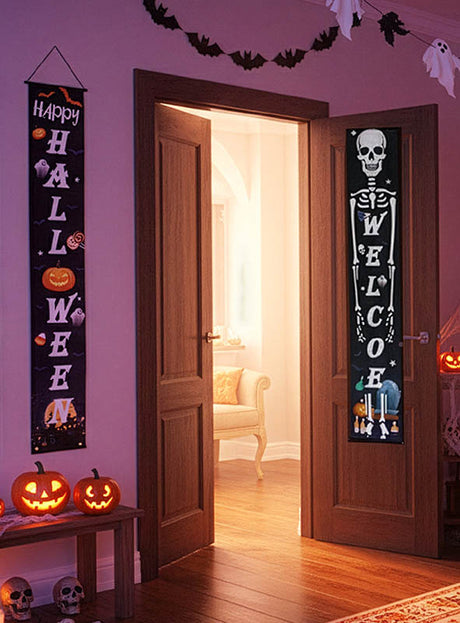Eine zu Halloween geschmückte Tür mit Kürbis- und Skelett-Bannern, geschnitzten Kürbissen und einem „Halloween-Banner 2er-Pack Deko 180 cm“, das für festliche Stimmung sorgt, während durch die offene Tür ein beleuchteter Raum zu sehen ist.