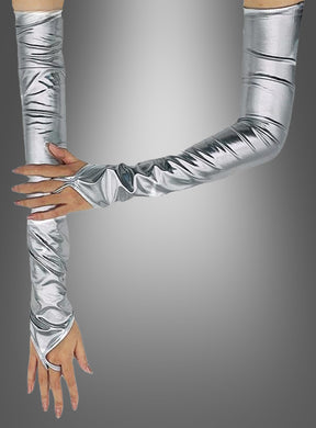 Zwei Arme, an denen die „Lange Armstulpen silber 52 cm“ mit einer glänzenden, metallisch-silbernen Hochglanzoptik getragen werden, sind an den Handgelenken gekreuzt und heben sich von einem einfarbigen Hintergrund mit Farbverlauf ab.