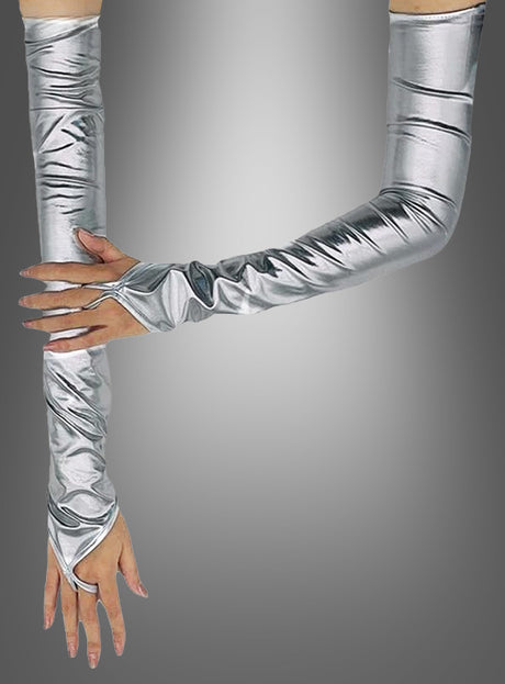 Zwei Arme, an denen die „Lange Armstulpen silber 52 cm“ mit einer glänzenden, metallisch-silbernen Hochglanzoptik getragen werden, sind an den Handgelenken gekreuzt und heben sich von einem einfarbigen Hintergrund mit Farbverlauf ab.