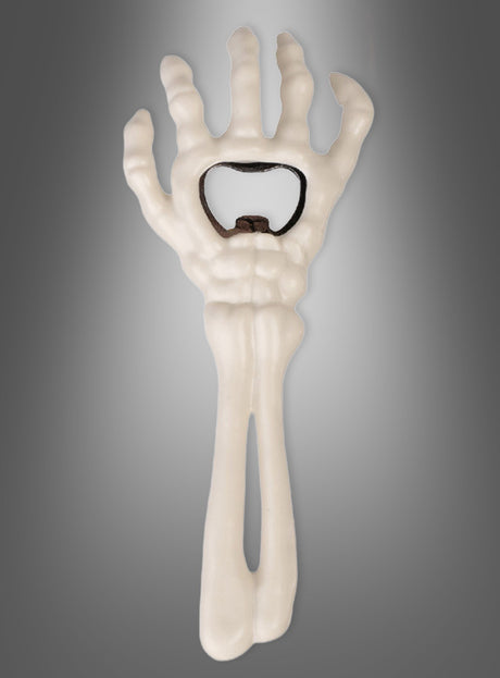 Der Halloween-Flaschenöffner „Skeletthand“, dessen knochige Handfläche einen Flaschenöffner enthält, ist vor einem grauen Farbverlaufshintergrund abgebildet. Dieses gruselige Accessoire eignet sich ideal als Bierflaschenöffner für Partys und verleiht Ihren Feiern eine unheimliche Atmosphäre.