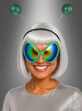 Person, die das „Alien Set Brille und Fühler grün“ trägt – ein lustiges und auffälliges Alien-Kostüm-Set mit einer großen grünen Alien-Brille und einem Stirnband mit Antennen, perfekt als Karnevalsaccessoire.