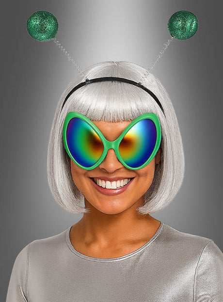 Person, die das „Alien Set Brille und Fühler grün“ trägt – ein lustiges und auffälliges Alien-Kostüm-Set mit einer großen grünen Alien-Brille und einem Stirnband mit Antennen, perfekt als Karnevalsaccessoire.