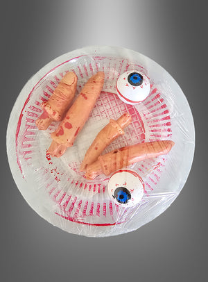 Die „Halloween-Deko Finger-Augen“ bestehen aus einer durchsichtigen Plastikplatte mit blutigen Fingern und zwei künstlichen Augäpfeln, die alle in Plastik verpackt sind – damit sind sie das perfekte gruselige Accessoire für Ihre Halloween-Deko vor einem grauen Hintergrund mit Farbverlauf.