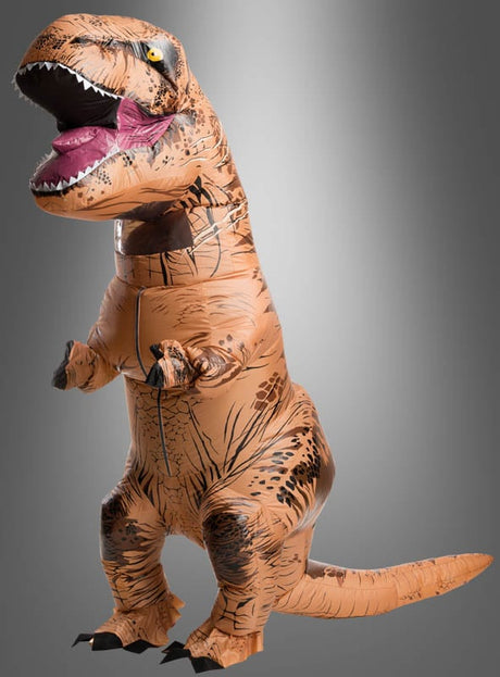 Jemand, der ein aufblasbares Tyrannosaurus-Rex-Dinosaurierkostüm trägt, steht vor einem schlichten grauen Hintergrund.