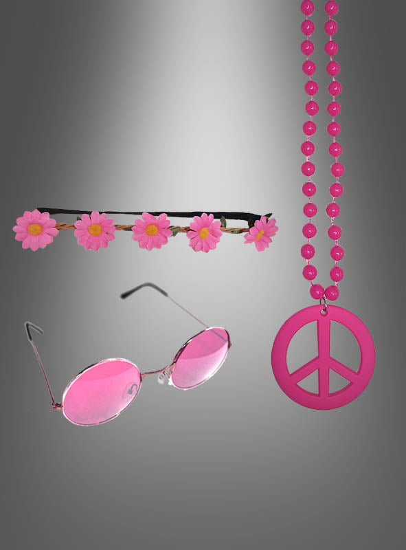 Das „Blumenkind Hippie“-Set mit Brille in Pink – bestehend aus einer rosa getönten runden Sonnenbrille, einem rosa Haarband mit Gänseblümchen und einer rosa Halskette mit Peace-Zeichen – verleiht jedem Outfit einen lebhaften Retro-Touch. Jedes Stück aus dieser Accessoire-Kollektion im Stil der 70er Jahre wird vor einem grauen Hintergrund mit Farbverlauf präsentiert.