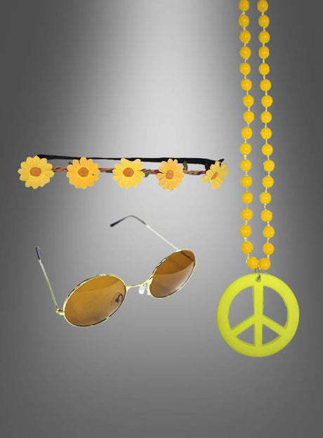 Das „Sonnenblumen Hippie Set mit Brille gelb“ – bestehend aus einem Gänseblümchen-Stirnband, einer runden, gelb getönten Sonnenbrille und einer gelben Perlenkette mit einem großen Peace-Zeichen-Anhänger – sorgt vor einem grauen Farbverlaufshintergrund für das ultimative Flower-Power-Feeling – perfekt für jeden Retro-Look.