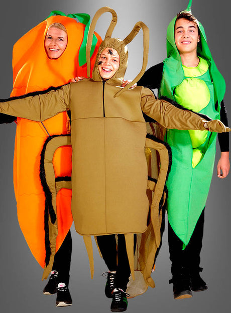 Drei Personen tragen Kostüme – eine Möhre, eine Kakerlake und das „Erbse“-Gemüsekostüm für Erwachsene – und stehen nebeneinander vor einem grauen Hintergrund und lächeln. Dieses lustige Gruppenkostüm eignet sich perfekt für jede Veranstaltung, wobei das „Erbse“-Gemüsekostüm für Erwachsene dem Look der Gruppe eine verspielte Note verleiht.
