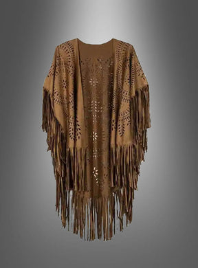 Wandelbarer Poncho mit Fransen in Braun, aus Wildleder im Boho-Stil mit ausgeschnittenen Blumenmustern und langen Fransen an den Seiten und am Saum – erinnert an ein stilvolles Indianerkostüm und wird vor einem sanft verlaufenden grauen Hintergrund präsentiert.